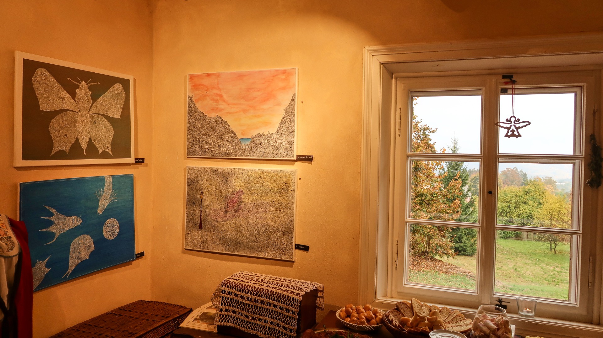 Zátiší s obrazy a jídlem